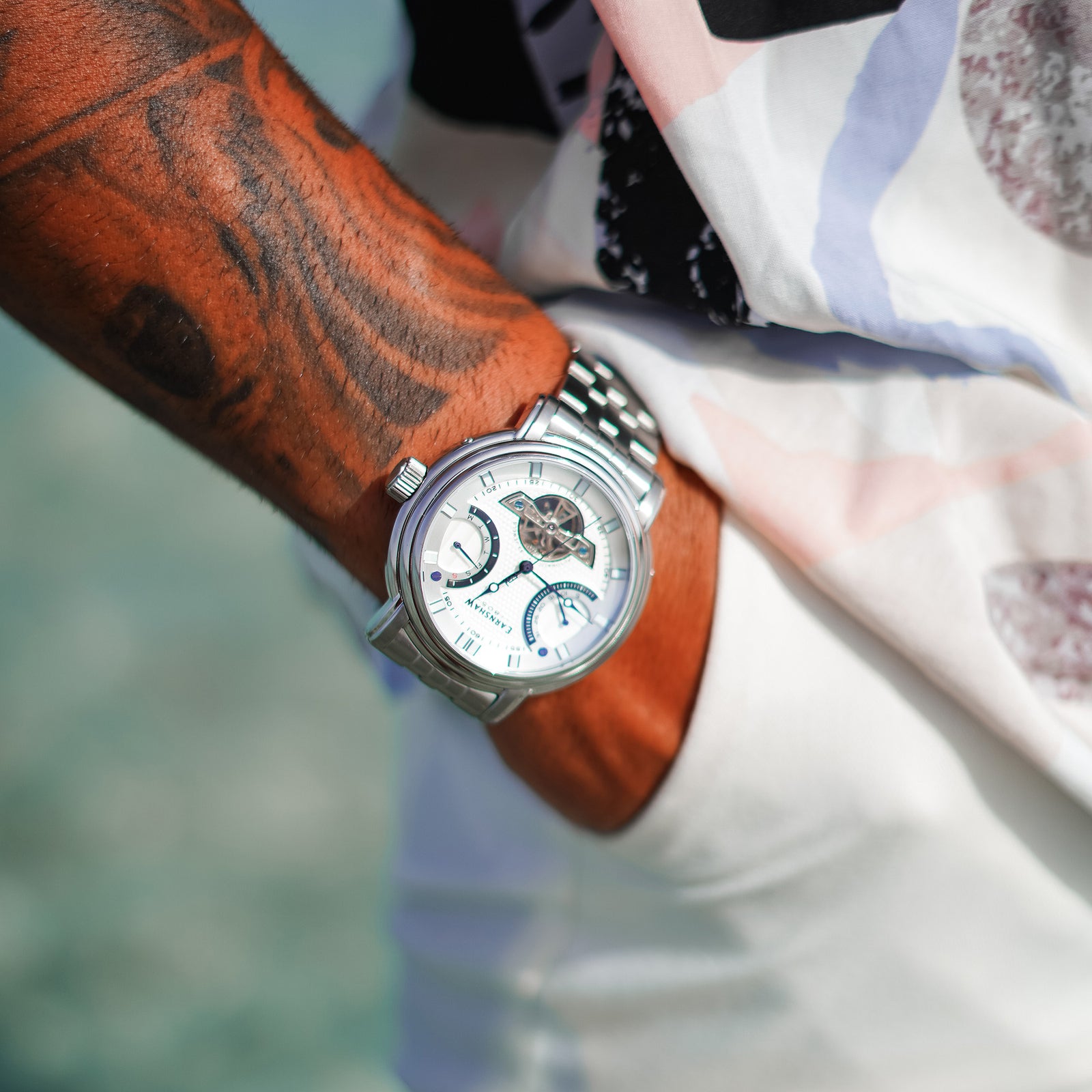 Silvery White – Thomas Earnshaw Silvery White – Thomas Earnshaw